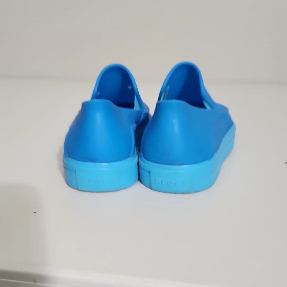 Crocs Iconic Comfort Shoes Size 1 Kids Water Shoes Blue Slip On Beach